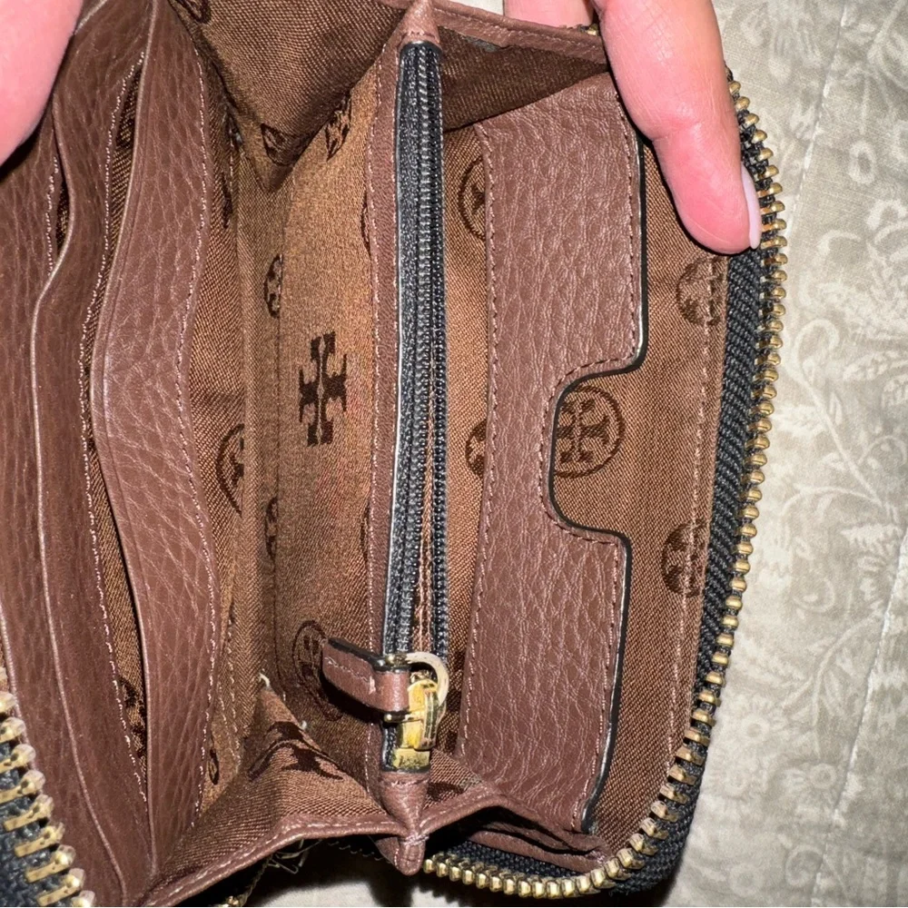 Tory Burch Pebbled Brown Wallet with Gold Emblem - Picture 2 of 8
